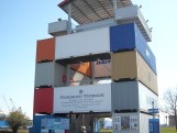 Vom Container-Aussichtsturm mit direktem Blick in die Nordschleuse